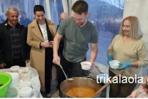 Επίσκεψη Κασσελάκη στα Τρίκαλα: Η στιγμή που ξεφεύγει από τους υπόλοιπους και αγοράζει αρκουδάκι - εικόνα 4