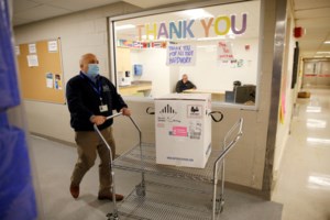 Κορονοϊός - εμβόλιο: Πώς οι Γερμανοί έκαναν έξι αντί για πέντε τις δόσεις ανά φιαλίδιο