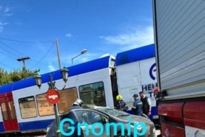 Πάτρα: Τύχη βουνό είχε η γιατρός που πέρασε με κλειστή μπάρα και συγκρούστηκε με τρένο [βίντεο] - εικόνα 4