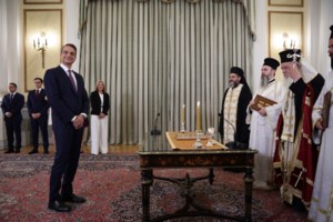 Εκλογικό τμήμα στην Κόρινθο: Η "συνάντηση" ψηφοφόρου 102 ετών και δικαστικού αντιπροσώπου 22 ετών - εικόνα 3