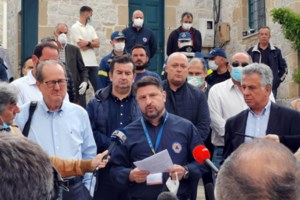 Απίστευτες εικόνες στο Κρανίδι - Δεκάδες πρόσφυγες τρέχουν να αρπάξουν σακούλες με τρόφιμα [βίντεο]