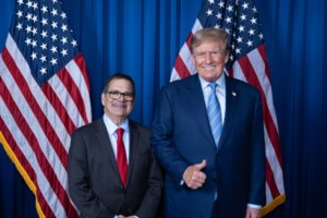 Η Αθήνα ποντάρει στην ομογένεια για "γέφυρες" με τον Τραμπ: Δεν έχει μιλήσει ακόμη με τον Μητσοτάκη - "Κάηκε" ο Πομπέο