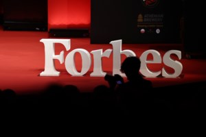 Κλέλια Ανδριολάτου: Σπάνια κοινή εμφάνιση με τον σύντροφό της, Μπάμπη Τσαούσογλου στην εκδήλωση του Forbes - εικόνα 3