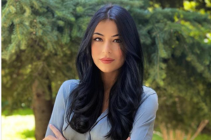 Ο Βελόπουλος απάντησε στην αγωγή της Λατινοπούλου με χαρακτηρισμούς: "Σκυλί που γαυγίζει", "ανύπαρκτη" και "δεκανίκι της ΝΔ"