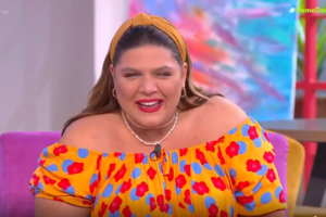 Δανάη Μπάρκα: Το εμπριμέ ολόσωμο μαγιό με τη ζώνη στη μέση και το άψογο beach look της