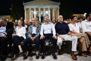 Ζάππειο: Οι στιγμές που ξεχώρισαν από την εκδήλωση για τα 50 χρόνια ΠΑΣΟΚ - Τα "πηγαδάκια" και οι υποστηρικτές [εικόνες-βίντεο] - εικόνα 2