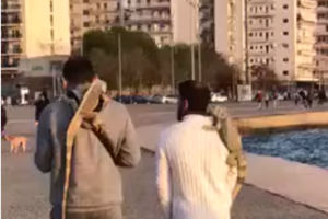 Απίστευτο: Έξαλλη γυναίκα κατά αστυνομικών για το κλείσιμο της παραλίας στη Θεσσαλονίκη [Βίντεο]