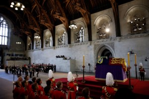 Θλιμμένοι πρίγκιπες: Γουίλιαμ και Χάρι βάδισαν δίπλα - δίπλα,  όπως 25 χρόνια πριν στην κηδεία της Νταϊάνα - εικόνα 2