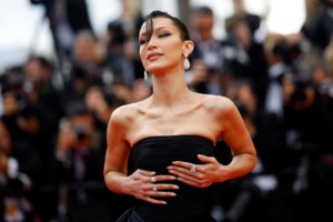 Τι συμβαίνει με την Μπέλα Χαντίντ; Στο νοσοκομείο με γάζες στην πλάτη και μελανιασμένα πόδια [Εικόνες] - εικόνα 4