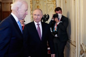 Πούτιν: Φορώντας ιταλικό κοστούμι 8.000 ευρώ "πολεμάει" τη Δύση - Κοστίζει όσο 45 μισθοί ενός μέσου Ρώσου