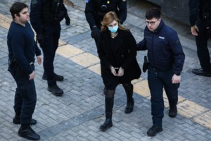 Ρούλα Πισπιρίγκου: Υποβασταζόμενη με μπαστούνι στο Εφετείο - Αναβλήθηκε η δίκη για Ίριδα, Μαλένα σε δεύτερο βαθμό