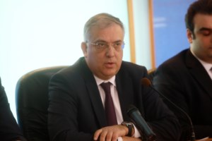 Με μέτρο και μάσκα ο Αδωνις Γεωργιάδης μετρά τις αποστάσεις στα τραπεζοκαθίσματα