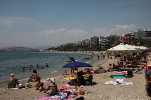 Καιρός: Έκτη ημέρα επελαύνει ο καύσωνας - Κολασμένα σαραντάρια αλλά και καταιγίδες - Χαμός στις παραλίες της Αττικής - εικόνα 2