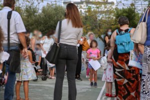 Παραλήρημα αντιεμβολιαστή πατέρα στη Θέρμη: "Δεν δέχομαι σελφ τεστ, δεν φοράμε μάσκες", φώναζε με χειροπέδες στα χέρια