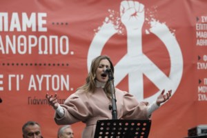 Ουκρανία: Το κορίτσι με το γλειφιτζούρι και το όπλο, που έγινε viral- Ποια είναι η ιστορία της