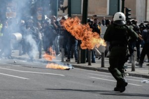 Επεισόδια στο Σύνταγμα: Τουρίστριες σε ανοιχτό λεωφορείο έπεσαν μέσα στις μολότοφ και τα χημικά- "Παραλίγο να πεθάνουμε"