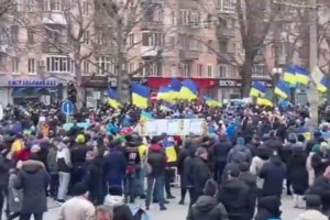 Οι Ουκρανοί ρίχνουν σοβιετικά αγάλματα, σύμβολα της άλλοτε ρωσο-ουκρανικής φιλίας [Βίντεο] - εικόνα 2