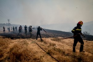 Πανικός στο Ηράκλειο Κρήτης: Απεγκλώβισαν γυναίκα από σπίτι που καιγόταν και εκείνη έβριζε τους πυροσβέστες