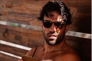 Ένας άλλος Σάκης Ρουβάς: Μαζεύει... αβγά και μας δείχνει την εντυπωσιακή φάρμα του σπιτιού του [βίντεο]