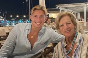 Μαρί Σαντάλ: Απολαμβάνοντας το φως της αυγουστιάτικης πανσελήνου στις Σπέτσες [εικόνα]