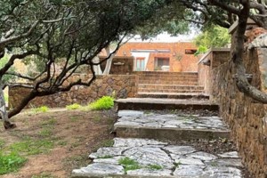 Στο σφυρί η μυθική βίλα του Ανδρέα Βγενόπουλου στην Εκάλη - Με πύργο 16 μέτρων [εικόνες]