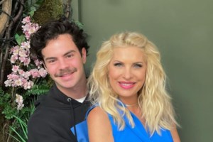 Ελένη Μενεγάκη: Ποζάρει αγκαλιά με τη μαμά της -  Οι δυο τους έκαναν μίνι απόδραση μέχρι την Κάρυστο [εικόνες]