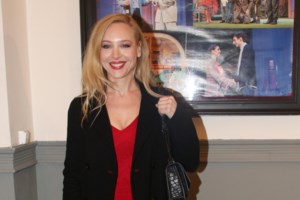 Φαίη Ξυλά: Πανέμορφη σε βραδινή έξοδο στο θέατρο με μίντι φόρεμα και κάπα - εικόνα 4