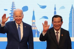 Με... σκονάκι ο Μπάιντεν στη Σύνοδο των G20: Ειδικές οδηγίες με κόκκινο μελάνι για το πώς να φερθεί