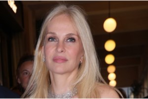 Σία Κοσιώνη: Το total black πολύ εφαρμοστό look της στη Βουκουρεστίου - Διαφορετική με τζιν και loafers - εικόνα 3