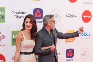 Golden girl η Αμάλ Κλούνεϊ: Η συγκλονιστική εμφάνιση με χρυσό jumpsuit και hot χρυσές γόβες - εικόνα 6