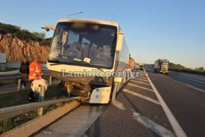 Συναγερμός στην έξοδο της Λαμίας: Ντεραπάρισε SUV, μετά από φωτιά - Οδηγοί απεγκλώβισαν τους επιβάτες