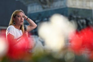 Γιατί ο Κώστας Ζαχαριάδης έκανε δώρο... χαρτομάντηλα στον Μάκη Βορίδη μετά τις ιταλικές εκλογές [βίντεο]