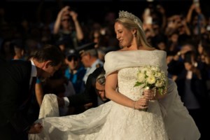 Χρυσή Βαρδινογιάννη: Η elegant εμφάνιση στον γάμο της Θεοδώρας με bardot off shoulder μάξι φόρεμα με εντυπωσιακό ντεκολτέ - εικόνα 6