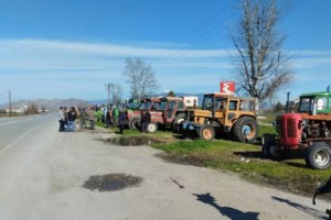 Γέμισε τρακτέρ το κέντρο της Λαμίας - Έριξαν δεκάδες κιλά γάλα και ζωοτροφές [εικόνες, βίντεο]