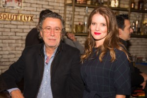 Αποκάλυψη από τη σύζυγο του Κώστα Χαρδαβέλλα: Έχει χάσει τη φωνή του, μιλάει ψιθυριστά [βίντεο] - εικόνα 2