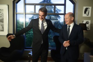 Γεύμα εργασίας Μακρόν - Σολτς στο Παρίσι - Μετά τις ρωγμές στον γαλλο-γερμανικό άξονα