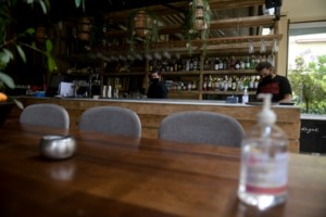 "Μίνι" lockdown και στη Λέσβο - Κλείνουν τα μαγαζιά τα μεσάνυχτα, πλαφόν 50 ατόμων στις εκδηλώσεις - εικόνα 2