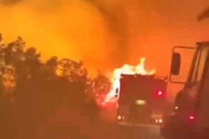 Ελευσίνα: Ξέσπασε φωτιά σε ναυαγισμένο πλοίο [βίντεο]