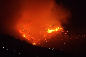Φωτιά στην Πάτρα: Στις φλόγες εμπορικό κατάστημα - Πυκνοί καπνοί στο κέντρο της πόλης, εκκενώθηκε ξενοδοχείο με μαθητές - εικόνα 3