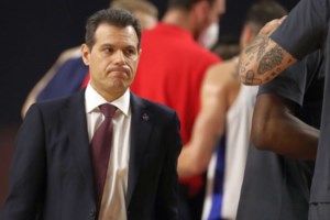 Κηδεία Ίβκοβιτς: Σπαρακτικό αντίο με Ομπράντοβιτς και Ντίβατς να σηκώνουν το φέρετρο - Θλίψη για Σπανούλη και Παπαλουκά - εικόνα 8