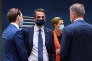 Ντόμινο... Μακρόν: Σε καραντίνα και ο πρωθυπουργός του Λουξεμβούργου Ξαβιέ Μπετέλ