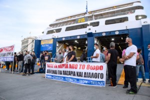 Απεργία στο λιμάνι: Οι εταιρείες μας έλεγαν ότι θα φύγουν τα πλοία, καταγγέλλει επιβάτης [βίντεο]
