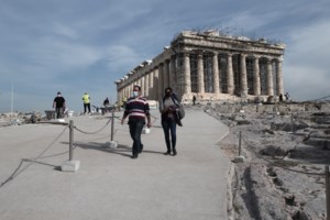 Στην αντεπίθεση η Μενδώνη που προσκαλεί τον Τσίπρα για ξενάγηση στην Ακρόπολη - Επιμένει για την μαρμάρινη επιγραφή ο ΣΥΡΙΖΑ - εικόνα 2