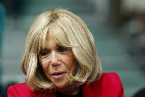 Παρίσι: Viral η Μπριζίτ Μακρόν σε ρόλο dj σε φιλανθρωπική εκδήλωση [βίντεο]