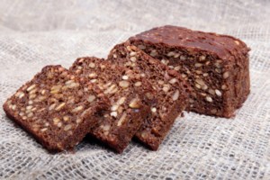 Πανεύκολο και δροσερό cheesecake με γιαούρτι και μαρμελάδα - Ο,τι καλύτερο για τη ζέστη