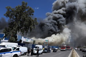 Φθιώτιδα: Κίνδυνος από μεγάλη φωτιά στο Μαρτίνο - Διεκόπη η κυκλοφορία στην Εθνική οδό Αθηνών - Λαμίας [βίντεο] - εικόνα 4