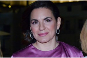 Όλγα Κεφαλογιάννη: Η εμφάνιση στο ΚΠΙΣΝ με ντραπέ εφαρμοστό φλοράλ φόρεμα με μεγάλο σκίσιμο - εικόνα 6