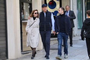 Παύλος Μαρινάκης: Βόλτα στη Βουκουρεστίου με τον γιο του και τη στιλάτη σύζυγό του - εικόνα 11