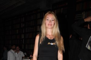 Άριελ Κωνσταντινίδη: Θεά με σούπερ μίνι στα γενέθλιά της - Έκλεισε τα 50 - εικόνα 8