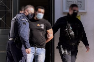 Σύρος: Και ξαφνικά ο δρόμος στην Ερμούπολη γέμισε με...λεφτά - Τι συνέβη